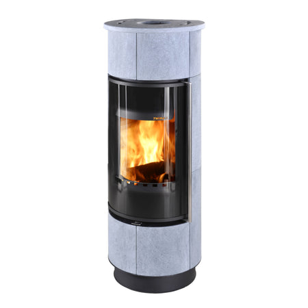 Runder Thorma Kaminofen ATIKA EXTRA mit grauer Steinverkleidung, gebogener Glasscheibe und Feuer | Klimaworld.com