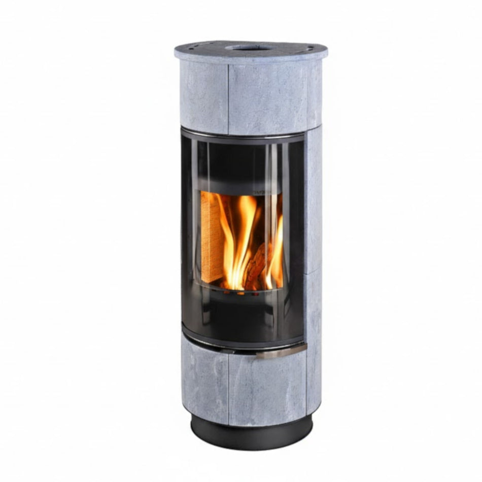 Runder Thorma Kaminofen ATIKA PLUS mit grauer Steinverkleidung, gebogener Glasscheibe und Feuer | Klimaworld.com