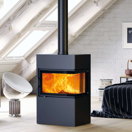 Eckiger schwarzer Kaminofen Dexter 2.0 von Austroflamm mit Flammenbild und Eckscheibe rechts, in hellem Zimmer | klimaworlv.com