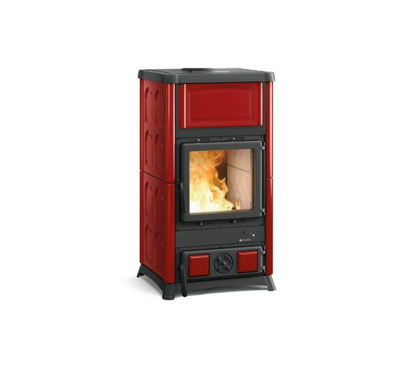 La Nordica Concita 2.0 Keramik in Rot, stehender Ofen mit brennendem Feuer hinter Glas und dunklem Rahmen | Klimaworld.com