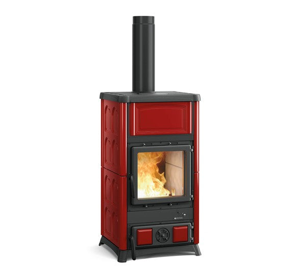 La Nordica Concita 2.0, bordaeux Keramik-Ofen mit grossem Feuerfenster und dunklem Rahmen | Klimaworld.com