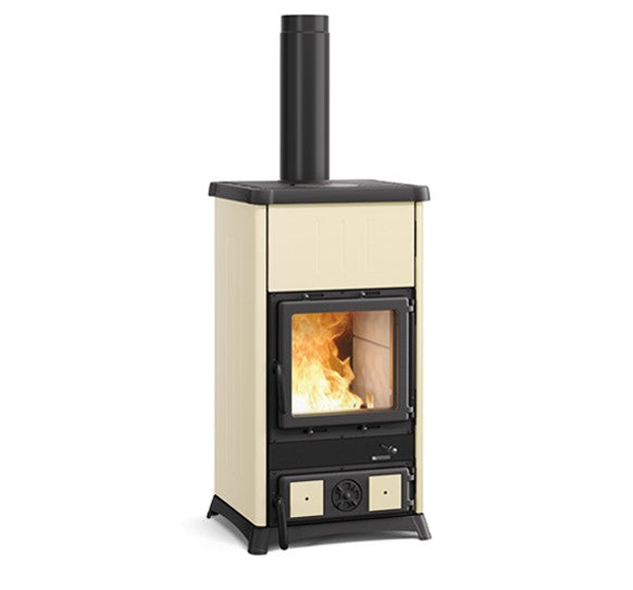 La Nordica Concita 2.0 Steel Holzofen in beiger Stahl-optik, Frontscheibe mit sichtbaren Flammen und unterem Reglerbereich | Klimaworld.com
