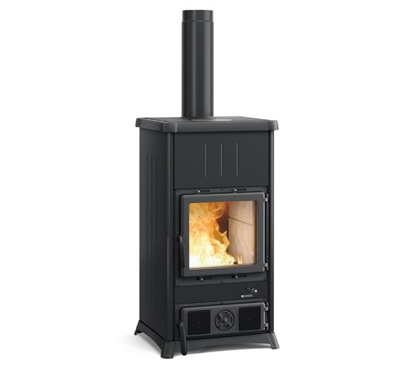 La Nordica Concita 2.0 Steel Holzofen in dunklem Stahl, Frontscheibe mit sichtbaren Flammen und unterem Reglerbereich | Klimaworld.com