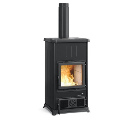La Nordica Concita 2.0 Steel Holzofen in dunklem Stahl, Frontscheibe mit sichtbaren Flammen und unterem Reglerbereich | Klimaworld.com