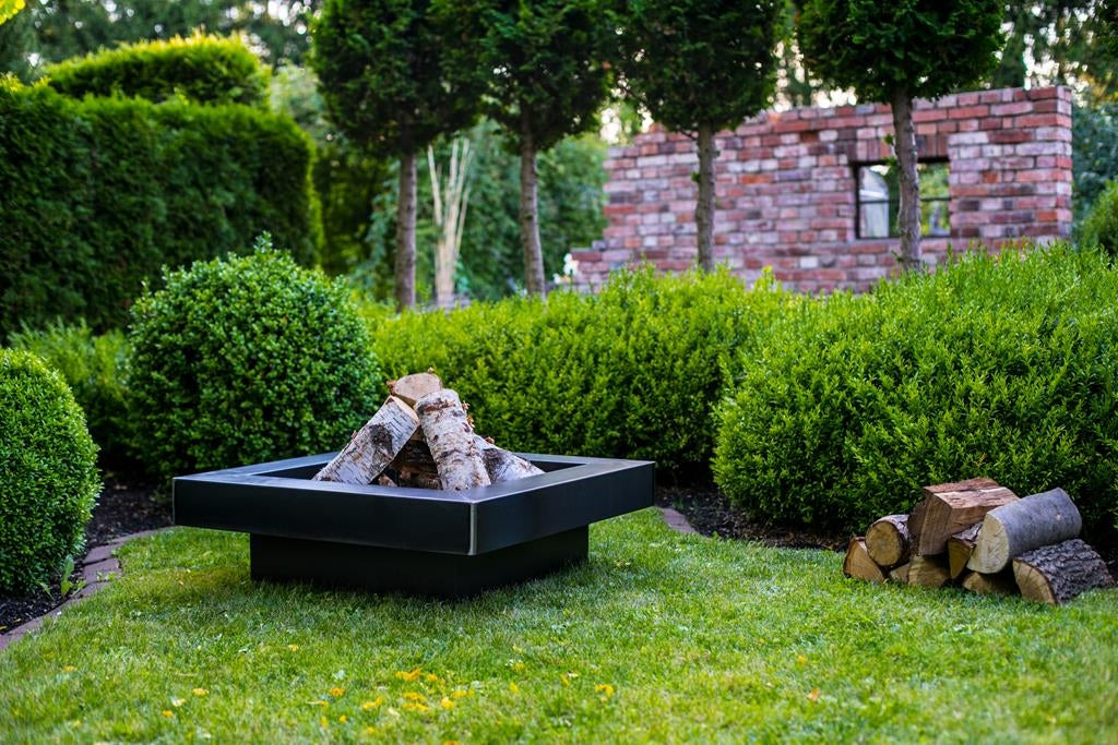 Gardener viereckige Feuerschale TF-FS 104-2 aus Rohstahl // Klimaworld.com Ambientebild
