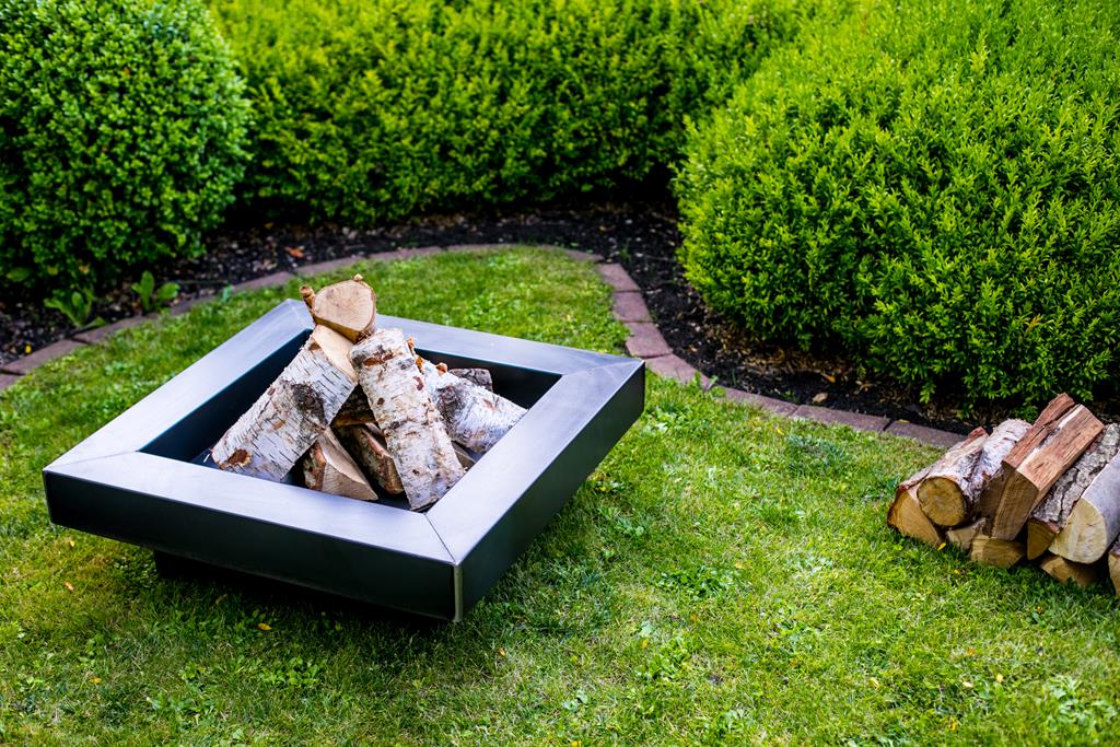Gardener viereckige Feuerschale TF-FS 104-1 aus Rohstahl // Klimaworld.com Ambientebild