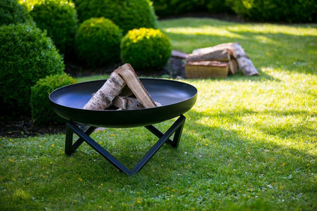 Gardener dekorative Feuerschale mit Zickzack-Beinen TF-FS 109-3 aus Rohstahl // Klimaworld.com Ambientebild