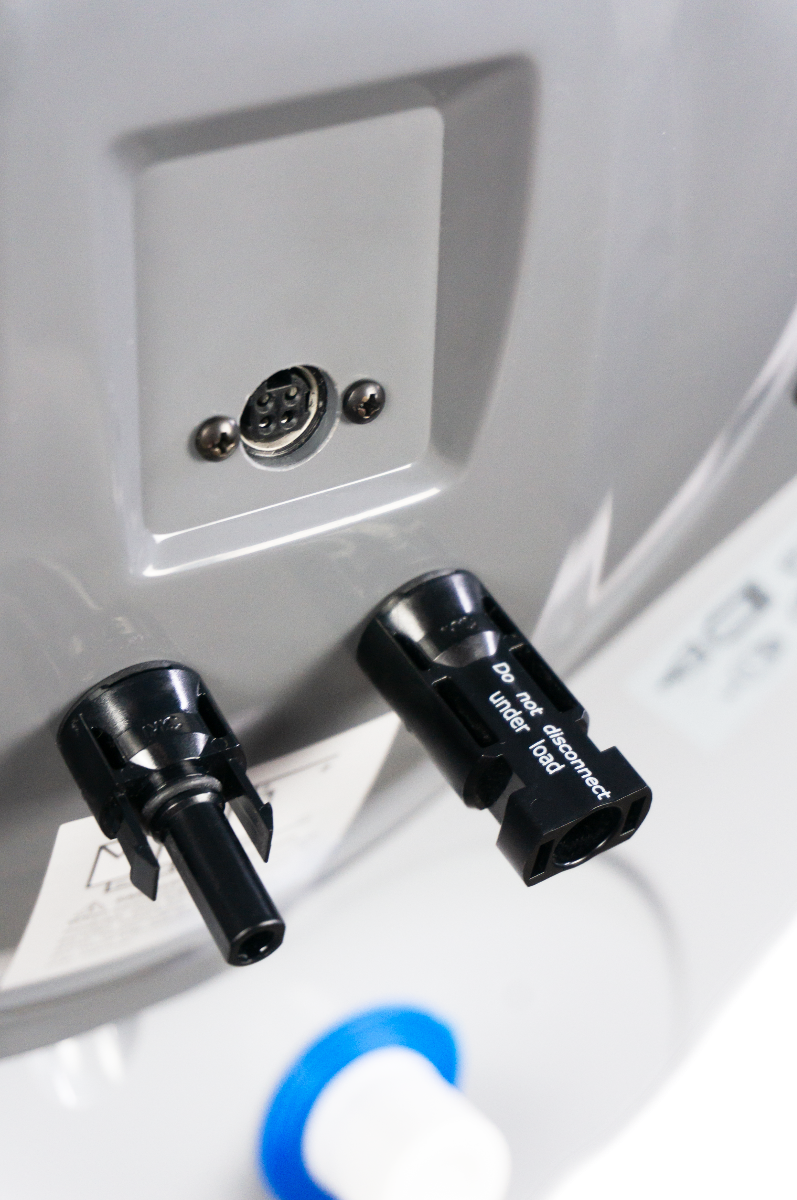 fothermo weisser zylindrischer photovoltaischer Offgridboiler, Detailsansicht von links Anschluesse | Klimaworld.com