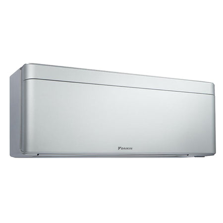 Daikin Stylish C-Serie Wandgeraet in Silber mit flacher Front, abgerundeten Kanten und Daikin Logo links, seitlich dargestellt | Klimaworld.com