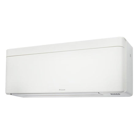 Daikin Stylish C-Serie Wandgeraet in Weiss mit flacher Front, abgerundeten Kanten und Daikin Logo links, seitlich dargestellt | Klimaworld.com
