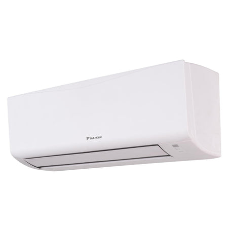 Daikin Sensira Wandgeraet in Weiss, seitlich fotografiert, mit leicht geschwungener Front und schlankem Luftauslass unten | Klimaworld.com
