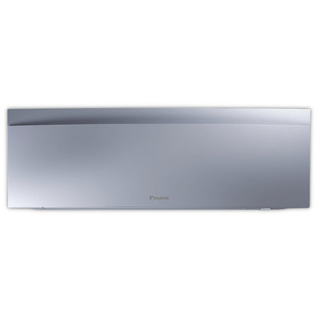 Daikin Emura Klimaanlagen-Wandgeraet in Silber mit flacher Front, Rundung und mittigem Daikin Logo | Klimaworld.com