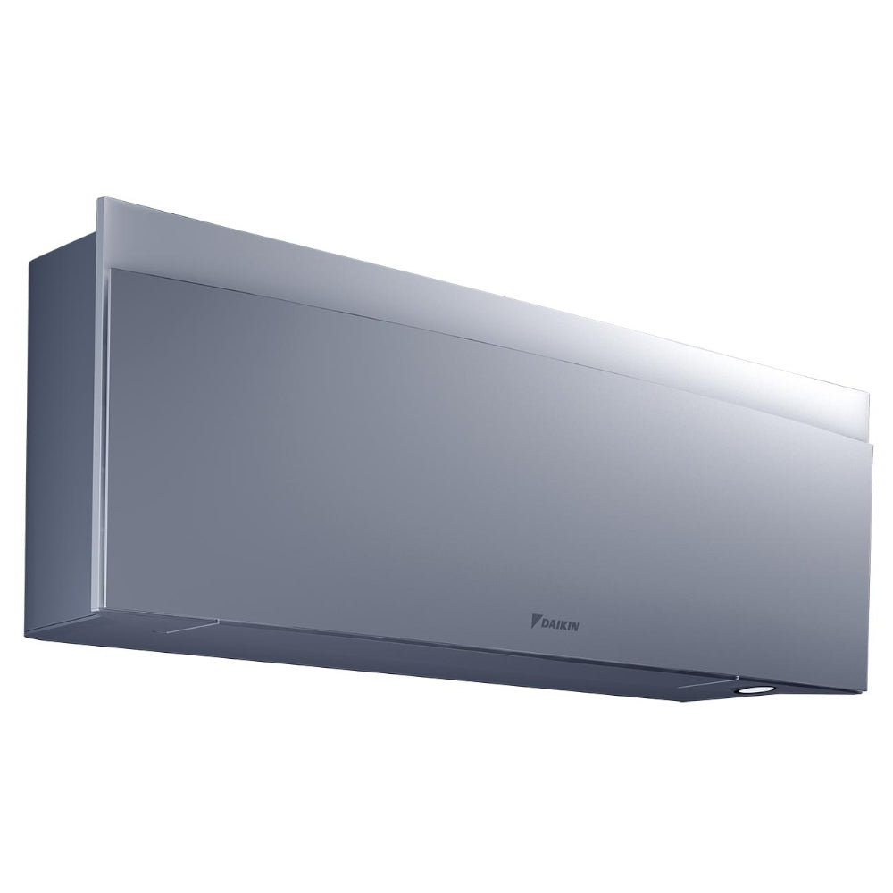 Daikin Emura Klimaanlagen-Wandgeraet in Silber, schraeg von vorne, glatte Front mit leichter Rundung und Daikin Logo | Klimaworld.com