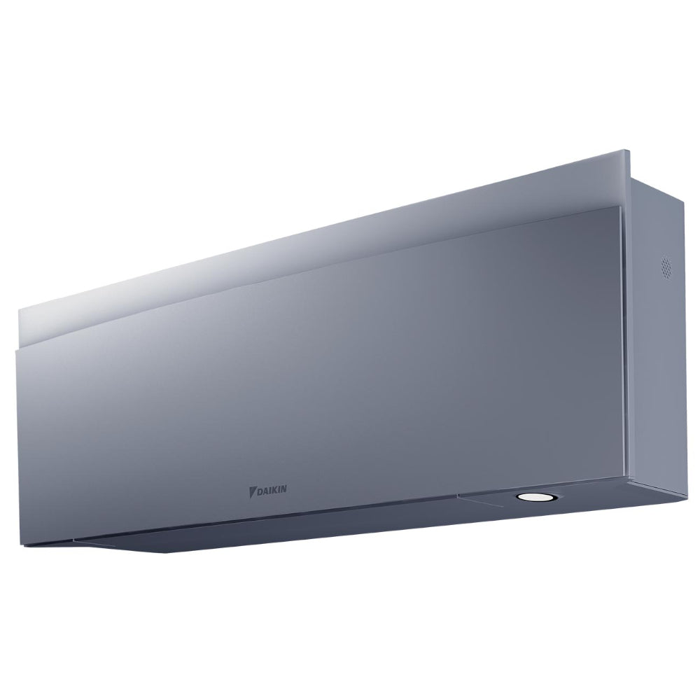 Daikin Emura Klimaanlagen-Wandgeraet in Silber, schraeg von rechts, glatte Front, sichtbare Unterseite mit Luftauslass | Klimaworld.com