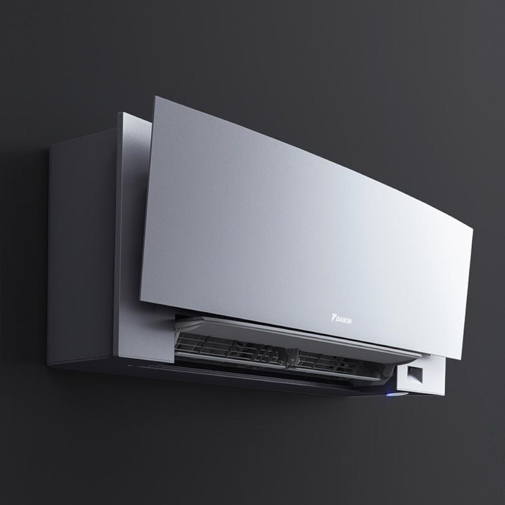 Daikin Emura Klimaanlagen-Wandgeraet in Silber, schraeg von unten mit geoeffneter Front, sichtbarem Luftauslass und LED-Ring | Klimaworld.com