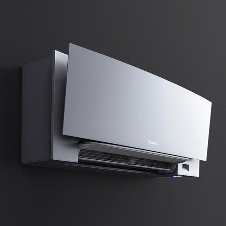Daikin Emura Klimaanlagen-Wandgeraet in Silber, schraeg von unten mit geoeffneter Front, sichtbarem Luftauslass und LED-Ring | Klimaworld.com