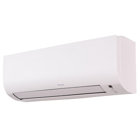 Daikin Comfora weisses, wandhaengendes Klimageraet mit glatter Front, Luftauslass unten, Display rechts, seitlich dargestellt | Klimaworld.com