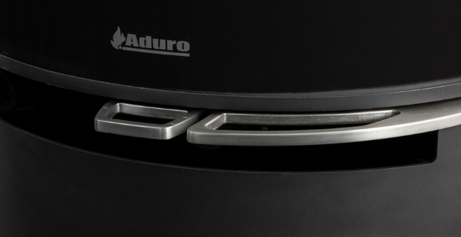Detailansicht des Aduro Hybridofen H3 Lux mit silbernem Griff unter dem Sichtfenster und dezentem Aduro-Logo | Klimaworld.com