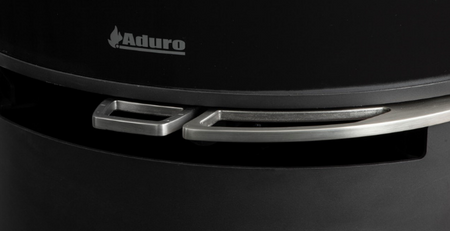 Detailansicht des Aduro Hybridofen H3 Lux mit silbernem Griff unter dem Sichtfenster und dezentem Aduro-Logo | Klimaworld.com