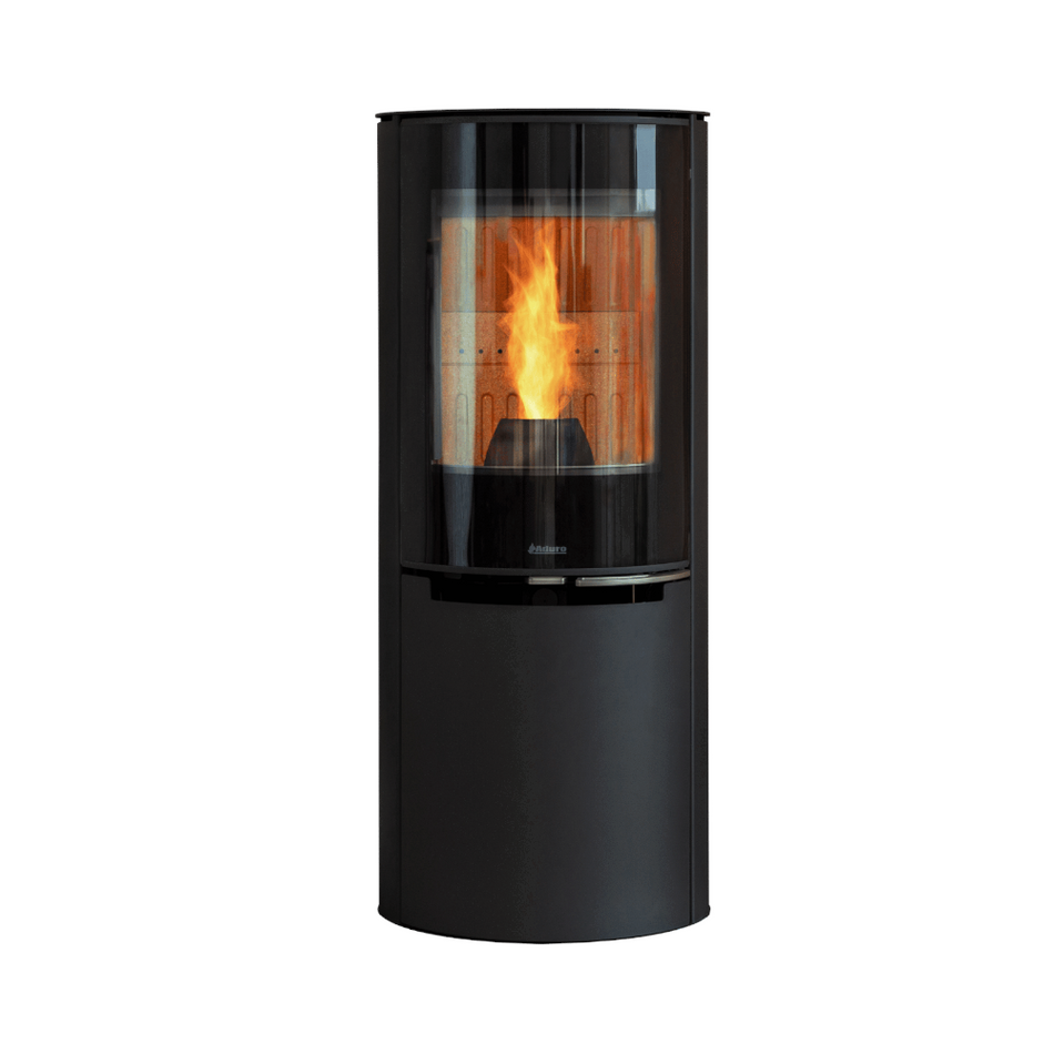Schwarzer, zylindrischer Aduro H4 Lux Hybridofen mit grosser Glasfront und sichtbarer Flamme im Brennraum | Klimaworld.com