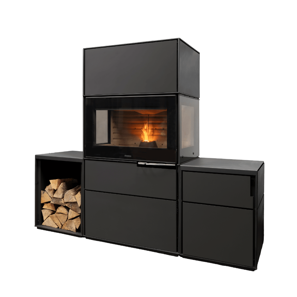 Aduro Hybridofen H6 Lux in Schwarz mit lodernder Flamme mit Seitenmodul links als Holzfach genutzt und Seitenmodul recht mit Tür | Klimaworld.com