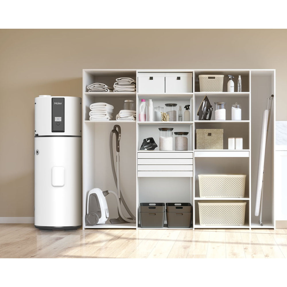 Ambientebild: Haier Brauchwasserwaermepumpe HP250M7-F9 neben Regal mit Handtuechern, Koerben und Staubsauger | Klimaworld.com