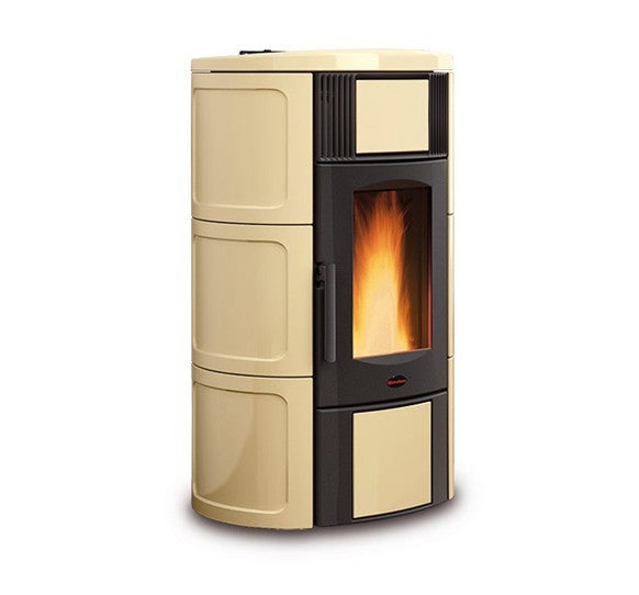 Extraflame Iside Idro H15 in pergamentfarbenen Kacheln, Seitenansicht mit Beispiel Flammenbild | klimaworld.com