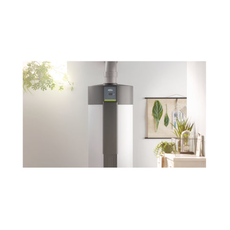 Ambientebnild: KERMI x-change fresh 300 A I Trinkwasserwaermepumpe  oberer Geraetekopf mit Display und Abluftrohr, Deko im Hintergrund | Klimaworld.com
