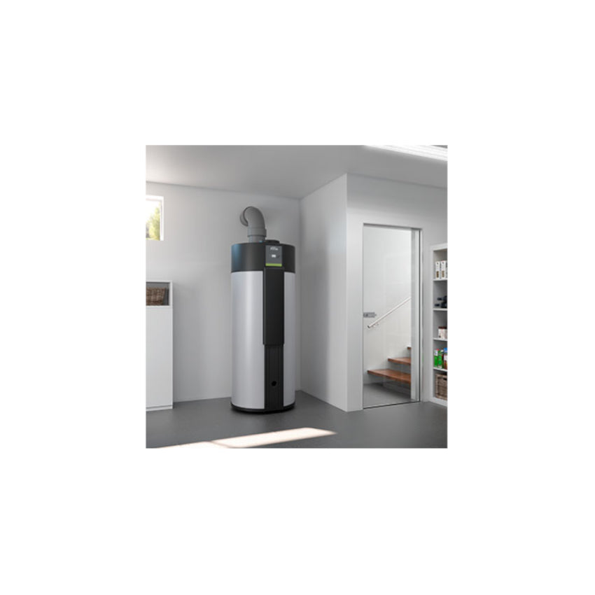 Ambientebild: KERMI x-change fresh 300 A I silberne Brauchwasserwaermepumpe mit schwarzem Kopfteil und angeschlossenem Abluftrohr in hellem Technikraum | Klimaworld.com