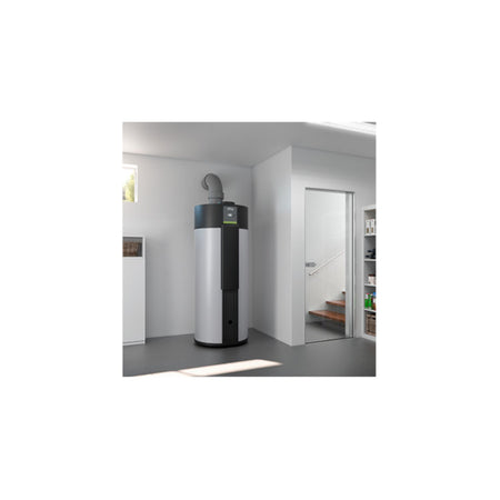 Ambientebild: KERMI x-change fresh 300 A I silberne Brauchwasserwaermepumpe mit schwarzem Kopfteil und angeschlossenem Abluftrohr in hellem Technikraum | Klimaworld.com