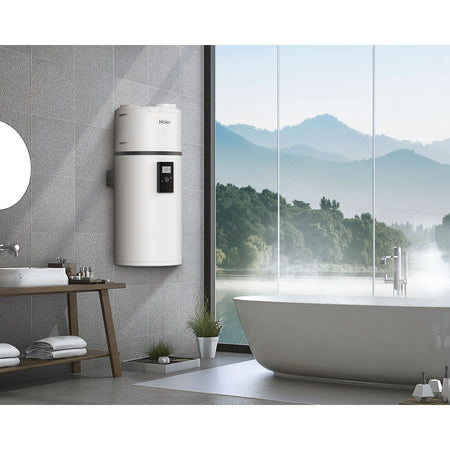 Ambientebild: wandhaengede Haier Brauchwasserwaermepumpe HP80M8-9 in hellem Badezimmer mit Fensterfront und Badewanne | Klimaworld.com