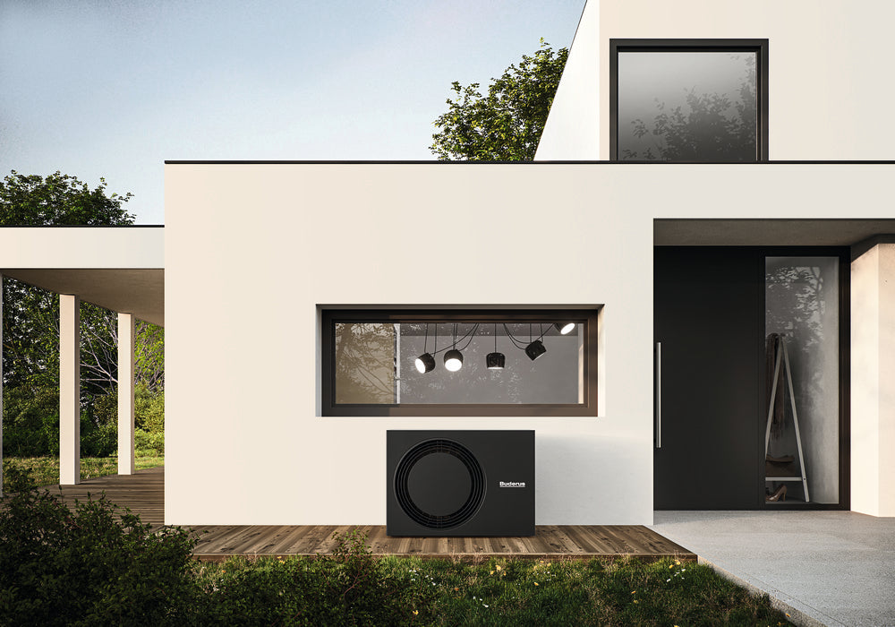 Buderus Waermepumpen Aussengeraet Logatherm M WLW186i-4 AR E W in Schwarz vor modernem Haus auf Holzterrasse | Klimaworld.com