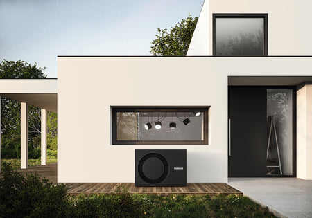 Buderus Waermepumpen Aussengeraet Logatherm M WLW186i-5 AR E in Schwarz vor modernem Haus auf Holzterrasse | Klimaworld.com