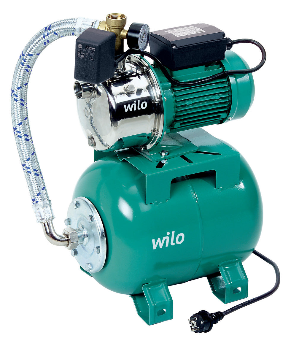 Gruene Wilo Jet HWJ Hochdruckpumpe auf Druckbehaelter, mit Motor, Kabel und transparentem Ansaugschlauch montiert | klimaworld.com