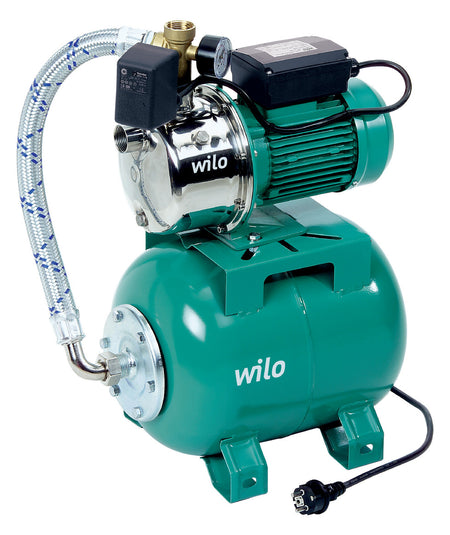 Gruene Wilo Jet HWJ Hochdruckpumpe auf Druckbehaelter, mit Motor, Kabel und transparentem Ansaugschlauch montiert | klimaworld.com