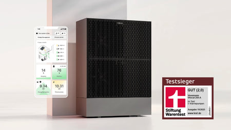 Viessmann Vitocal 250-A Luft-Wasser-Wärmepumpe als schwarzer Aussenblock, daneben Smartphone-Anzeige und Testsieger-Siegel | Klimaworld.com