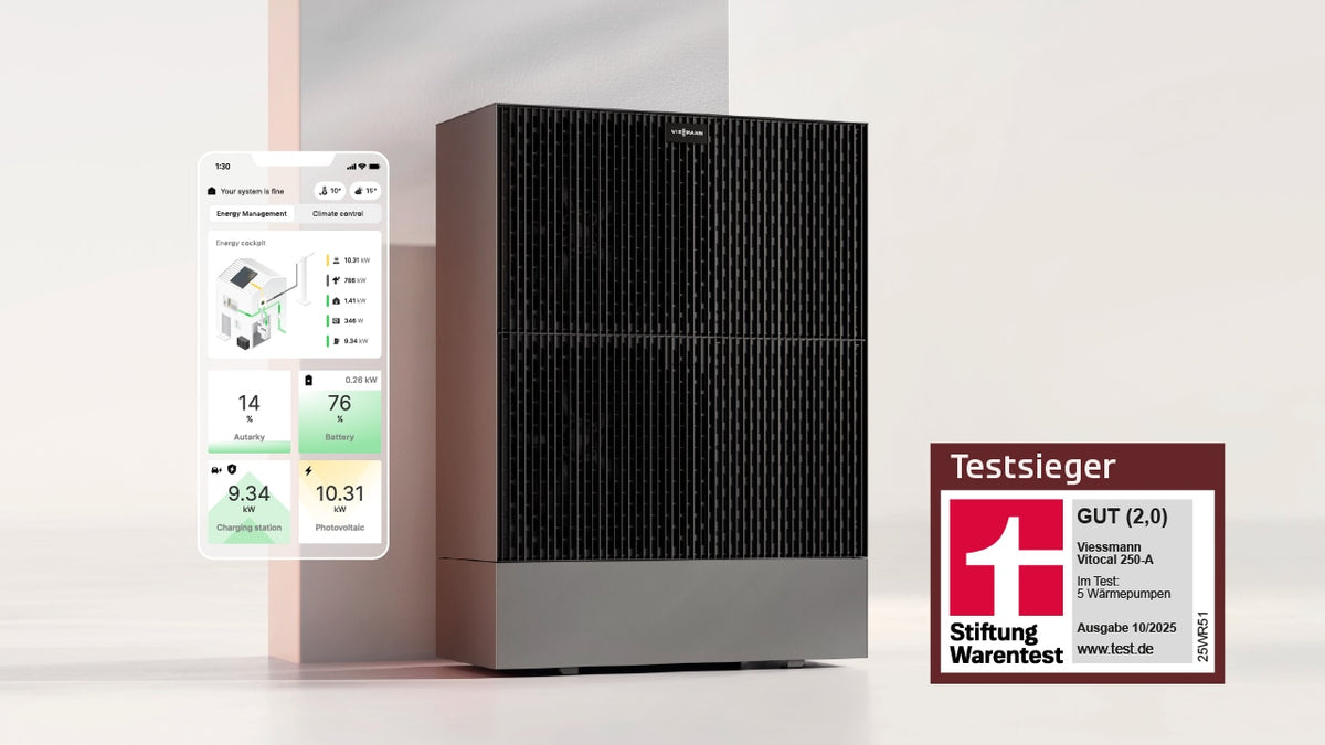 Viessmann Vitocal 250-A Luft-Wasser-Wärmepumpe als schwarzer Aussenblock, daneben Smartphone-Anzeige und Testsieger-Siegel | Klimaworld.com