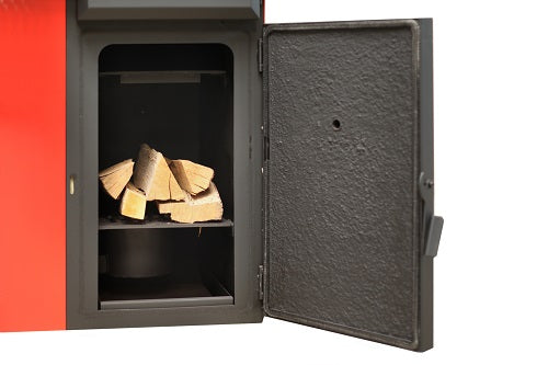 ThermoFlux Pelling ECO Pelletheizung mit geoefneter schwarzer Tuer und innen liegenden aufgelegten Holzstuecken | Klimaworld.com