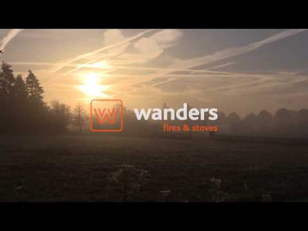 Enrico Jansen van Wanders fires & stoves verteld over de nieuwste gashaard van Wanders, de Lenga. Verkrijgbaar in 2 afmetingen, de Lenga 500 en Lenga 800. Men heeft de mogelijkheid om de haard als front, hoek link/rechts of als 3-zijdige haard te monteren.

Het realistische vlambeeld komt uit de blokken en geeft een fantastische sfeer.
