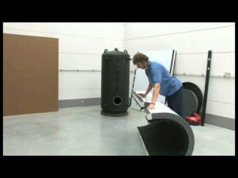 Die Neodul plus Behälterisolierung ist mit keilförmigen Einschnitten versehen, um das Dämmmaterial flexibel zu gestalten. Dadurch erhält die Isolierung die optimale Anpassung am Behälter und eine optimale Abdichtung. Weiters werden die Einschnitte mit einem speziellen druckaktivierenden Kleber versehen, welcher nach ca. 30 Sekunden eine optimale Haftung gewährleistet und so eine Halbschale geformt werden kann, welche eine einfach 1-Mann-Montage ermöglicht.