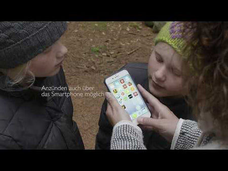 Was ist der Aduro H1? Der schönste Pelletofen der Welt? Der benutzerfreundlichste Kaminofen der Welt? Oder beides - und sogar mehr. Wir nennen ihn den Aduro H1 - The Hybrid Stove.
Der Name signalisiert die Zukunftsgewandtheit des Ofens und seine Fähigkeit, sowohl mit Pellets, als auch mit Brennholz betrieben zu werden. Brennholz für die gemütliche Atmosphäre und Pellets als praktische Heizung.