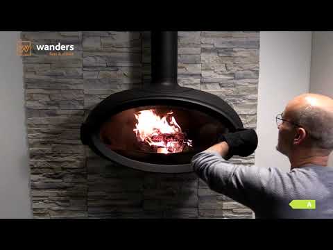 Závěsná krbová kamna Mata z prodkuce nizozemského výrobce Wanders fires and stoves... Třístranné prosklení, masivní litinový korpus, vnitrní obložení z černého vermikulitu, integrovaná komínová klapka a široké prosklení spalovací komory. Možnost přilkádat polena délky 50 cm.
Více na: http://www.hede-kamna.cz/produkty/wanders/produkt_486