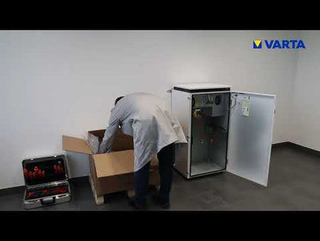Installationsvideo des VARTA element Energiespeichers. Das System kann von einem Installateur innerhalb von einer Stunde installiert werden.