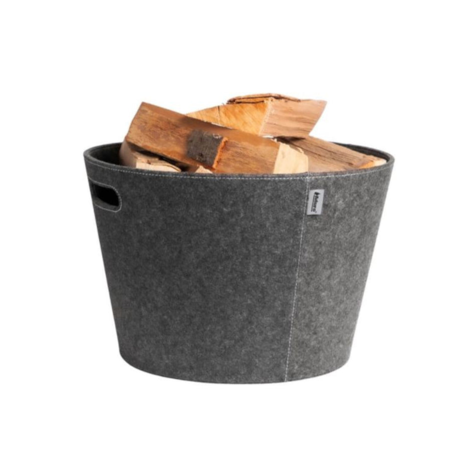 Grauer Holzkorb von Aduro aus Filz mit Holzscheiten | klimaworld.com