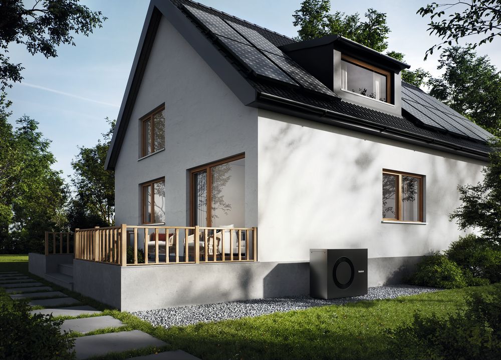 Buderus Waermepumpen Aussengeraet Logatherm M WLW186i-10 AR E W in Schwarz vor Einfamilienhaus mit Solardach | Klimaworld.com