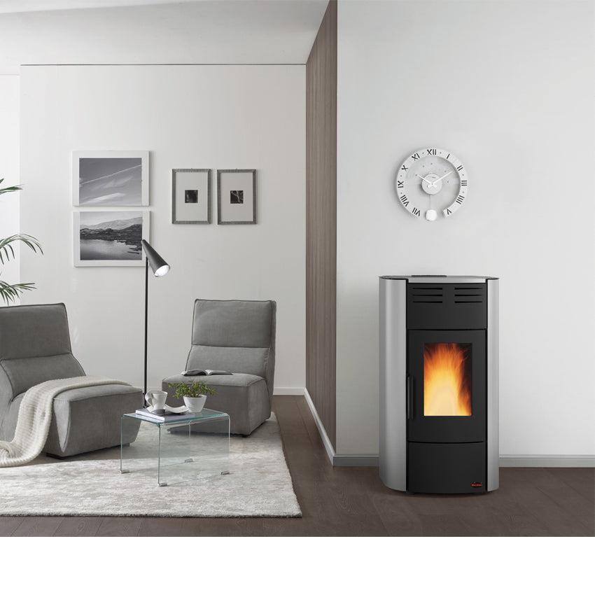 Extraflame Pelletofen Idro H in silber Ambientebild