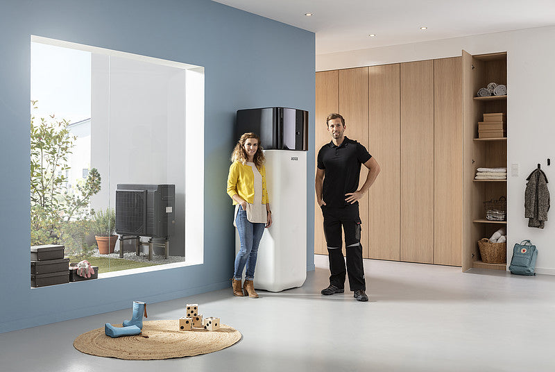 Ambientebild HPSU compact Ultra + Außengerät in anthrazitgrau