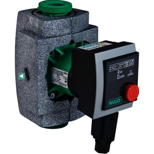 Wilo Pumpe mit grauem Isolierblock, schwarzer Frontanzeige und rotem Drehregler vorne | Klimaworld.com