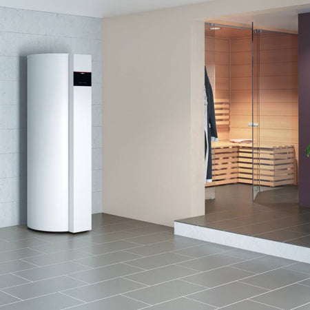 Viessmann Vitocal 262-A Warmwasserwaermepumpe stehend im Raum neben Glas-Sauna auf grauem Fliesenboden | Klimaworld.com