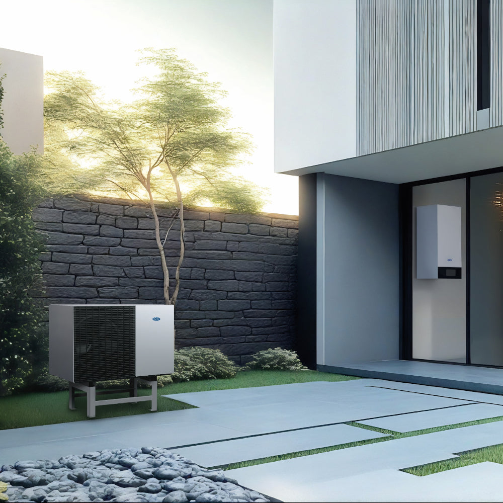 Ausseneinheit der Carrier AquaSnap AWH-NG vor modernem Haus mit Garten, weisse Fassade und Natursteine | klimaworld.com